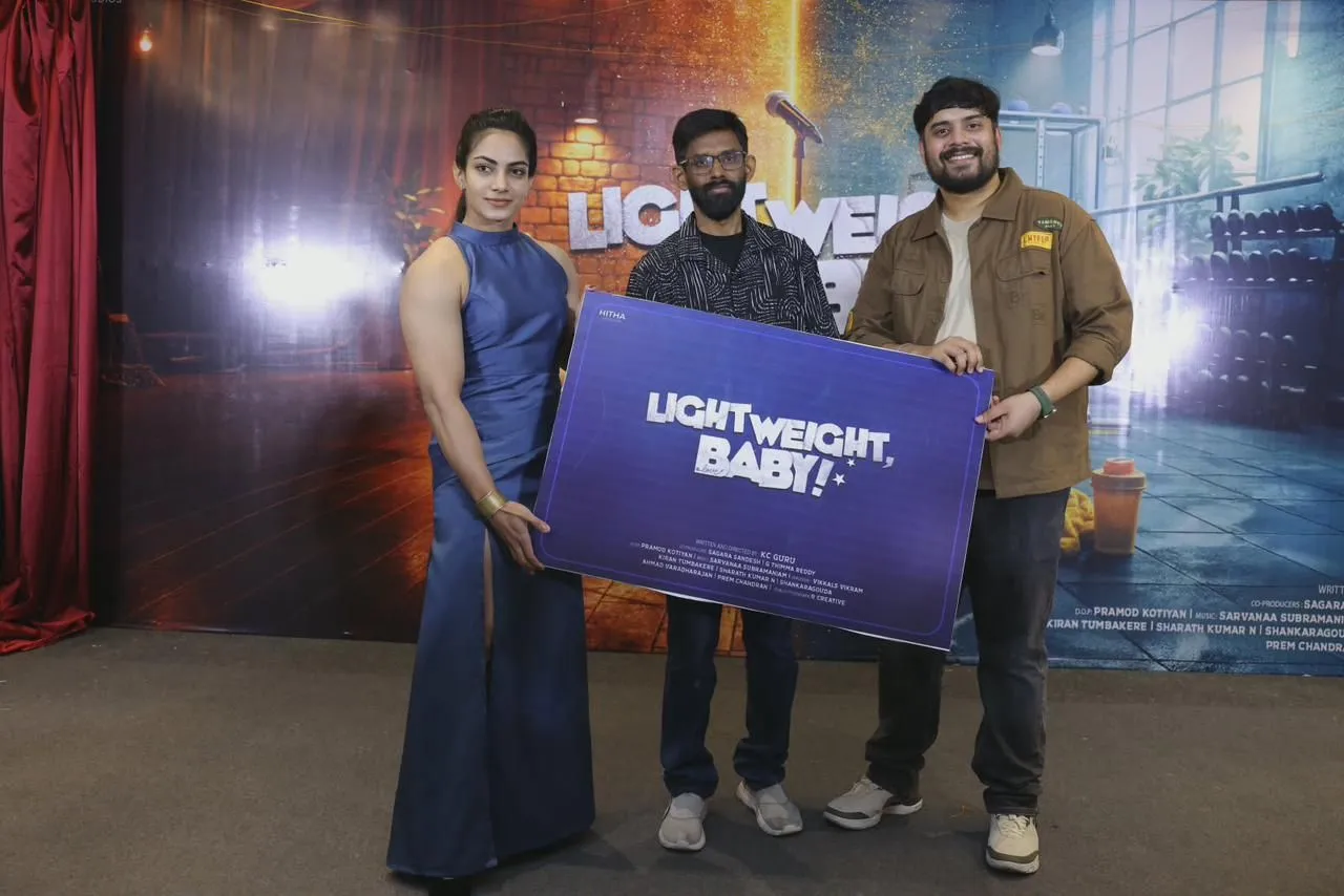 Aarthi Krishna, KC Guru and Vickels Vikram hold the Lightweight Baby title card at the Chennai event