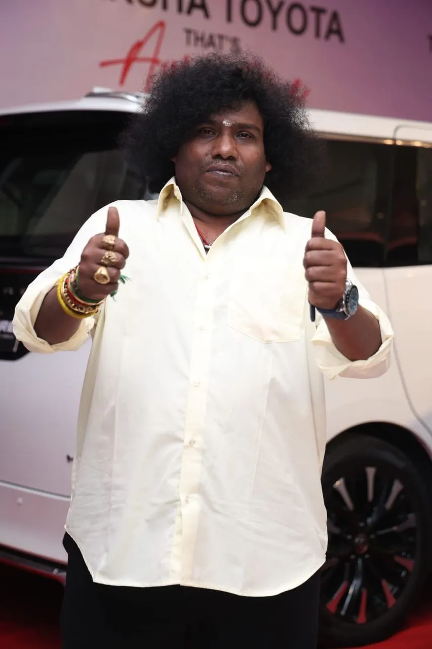 Yogi Babu celebrates Kenatha Kaanom success with a thumbs up