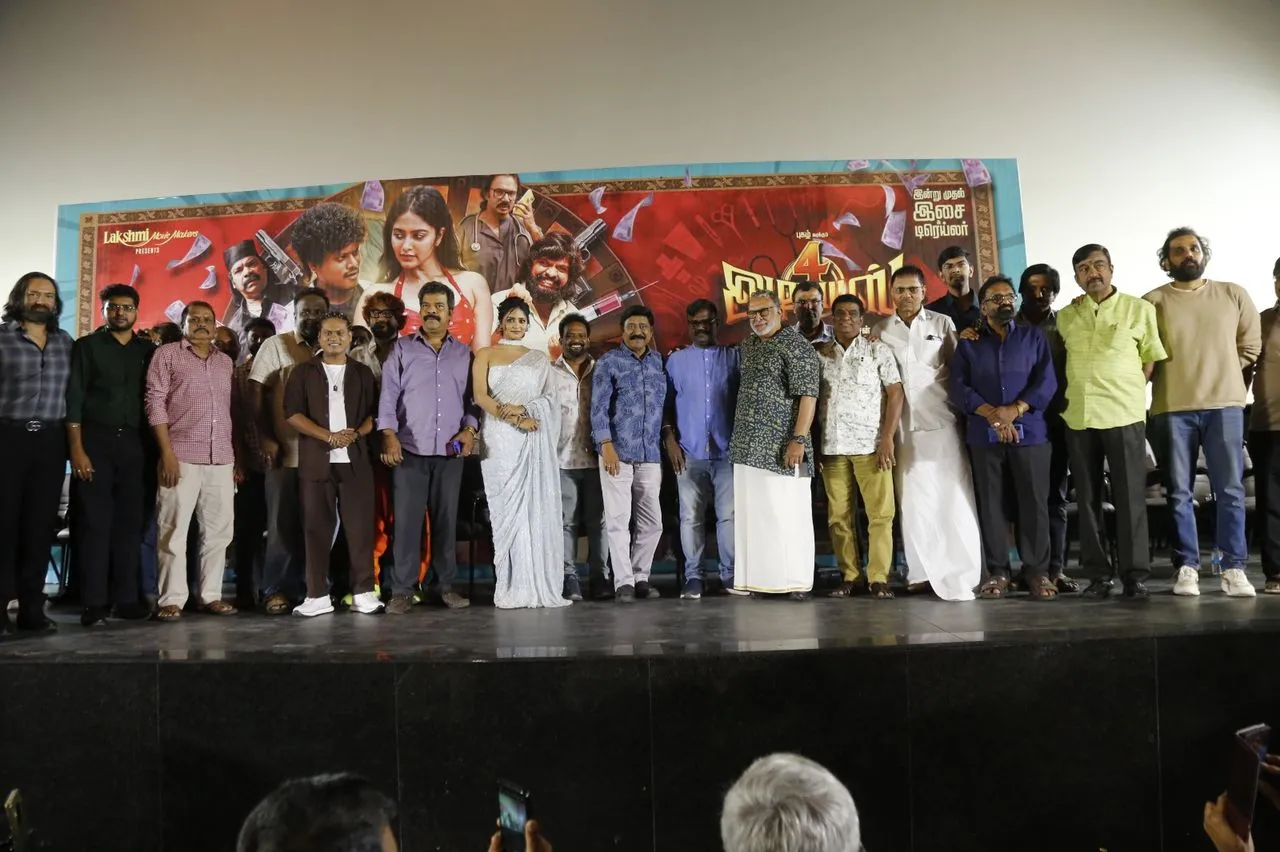 4 Idiots audio and trailer launch with cast and crew on stage
