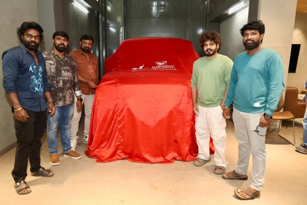 Hot Spot 2 Much producers handing over Mahindra key to director Vignesh Karthick