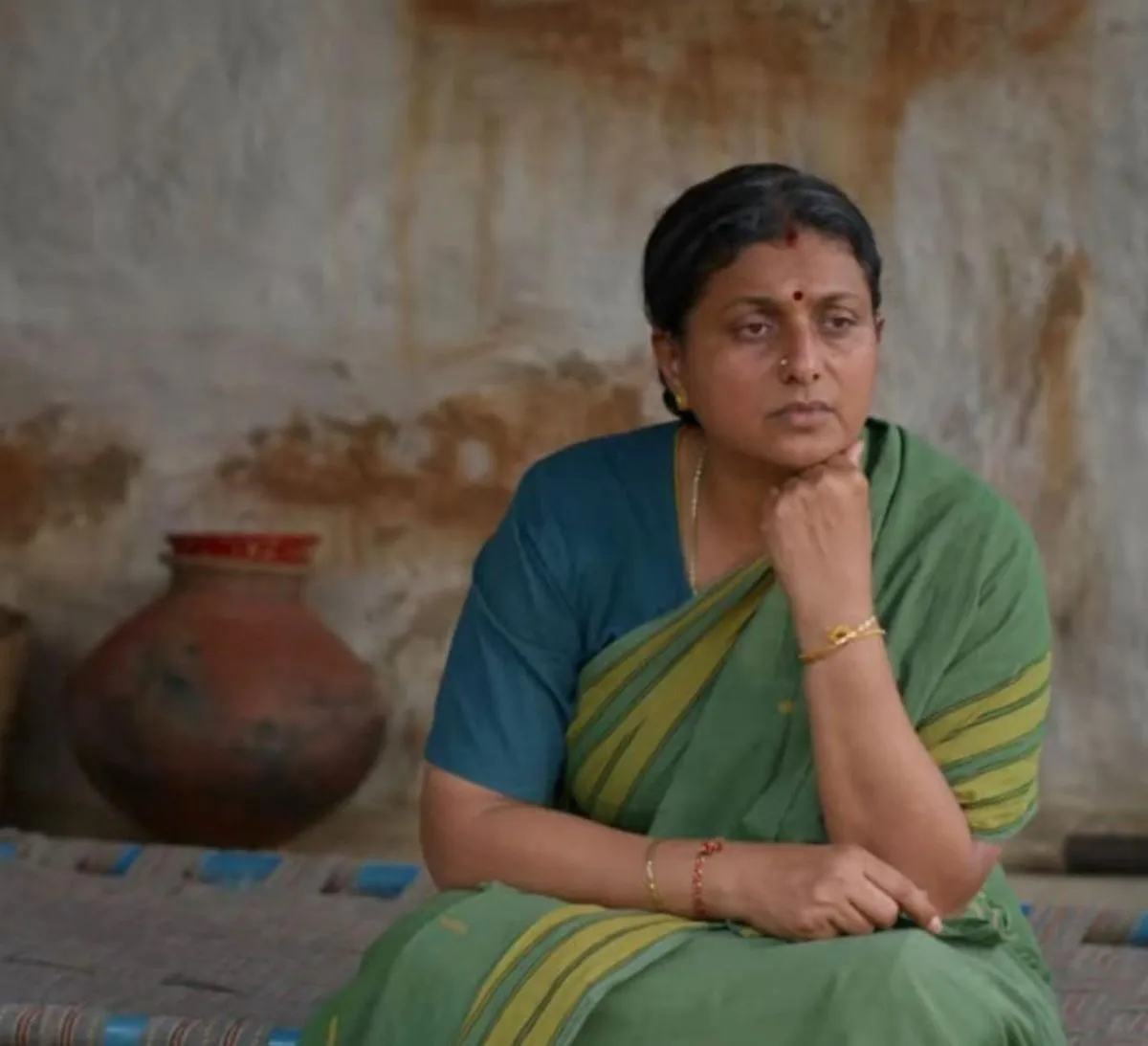 Roja in a rural setting in Lenin Pandiyan
