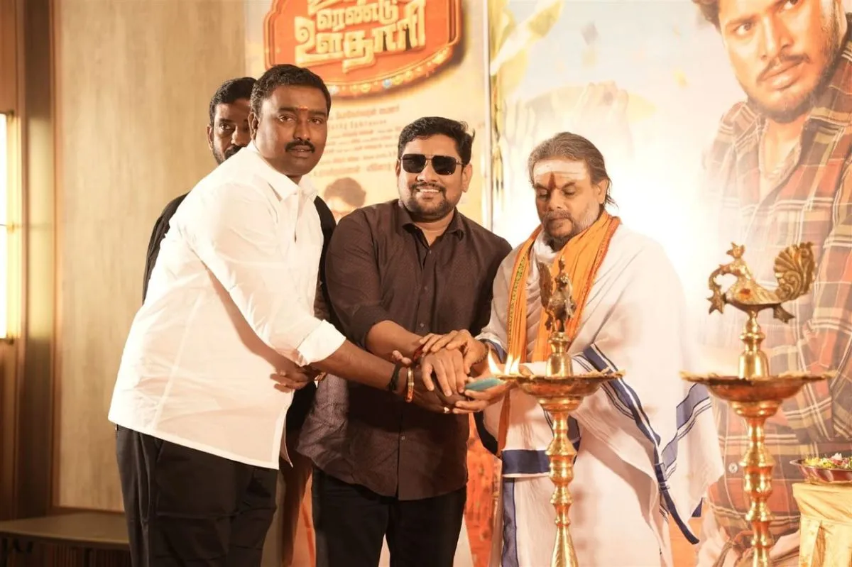 Lamp lighting at Oorukku Rendu Oothhari launch ceremony