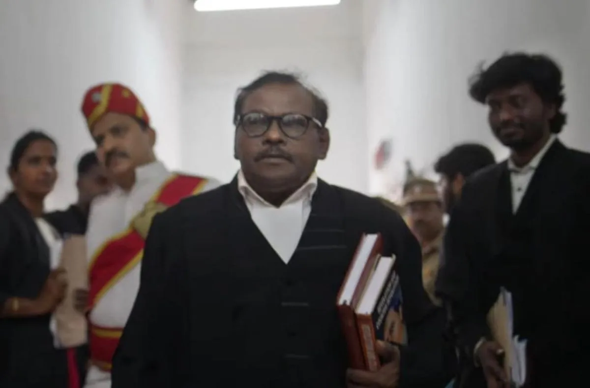 A courtroom scene from Lenin Pandiyan