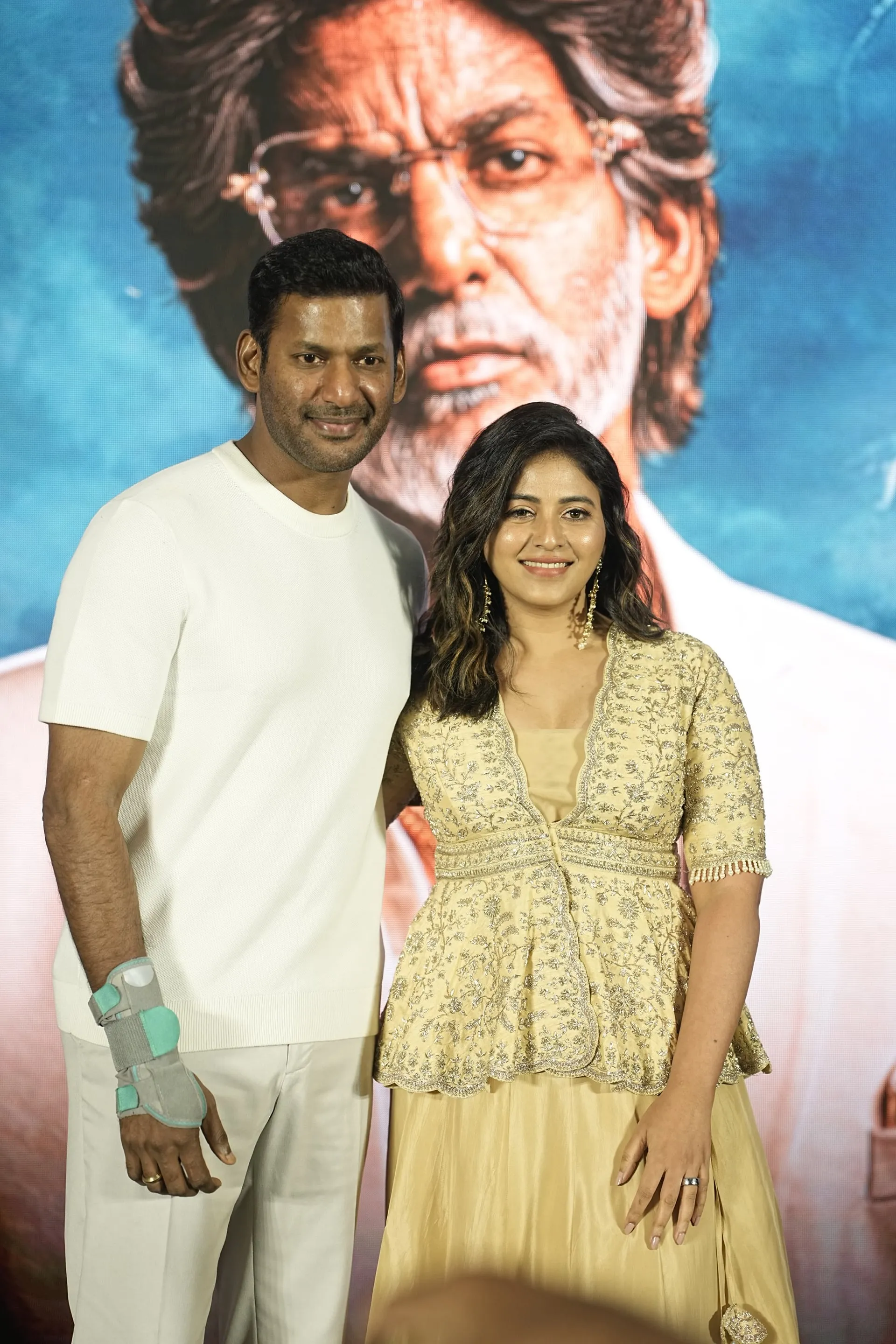 Vishal and Anjali posing together at the Magudam trailer launch